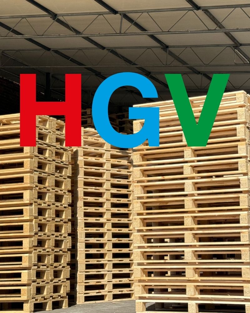 Stosy nowych palet drewnianych od producenta HGV przygotowane do wysyłki w Zduńskiej Woli
