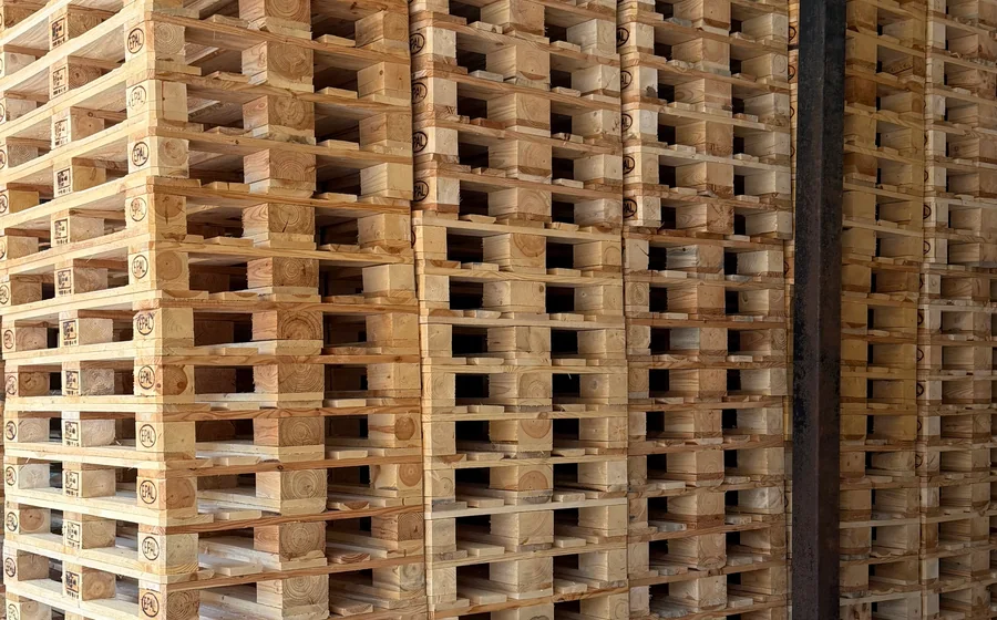 EURO pallets stacked straight