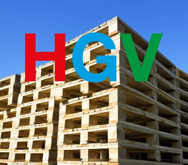 Logo firmy HGV na tle stosów palet – producent palet drewnianych Garwolin