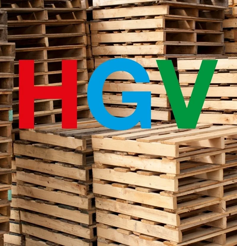 Stosy nowych palet drewnianych w magazynie firmy HGV – producent palet Żary.