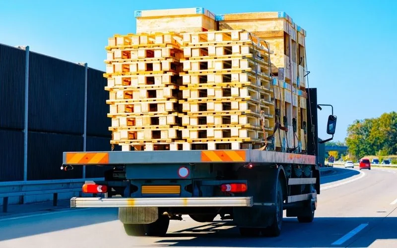 Dostawa palet euro i opakowań drewnianych transportem ciężarowym w Piekarach Śląskich.