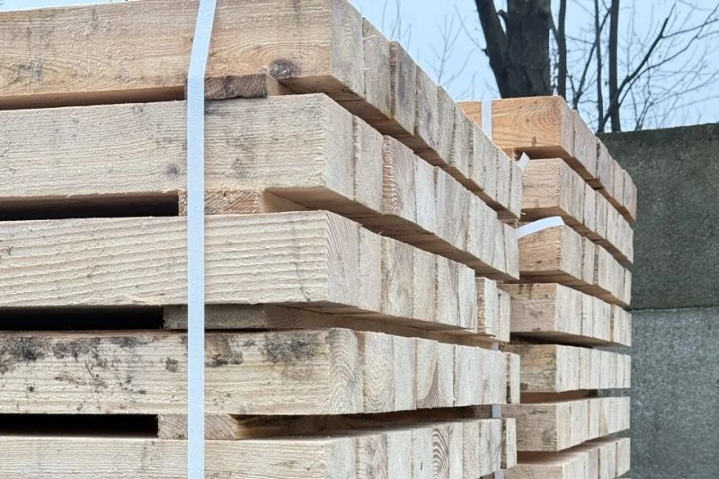 Zapas elementów drewnianych do naprawy palet w punkcie skupu i serwisu w Bochni.