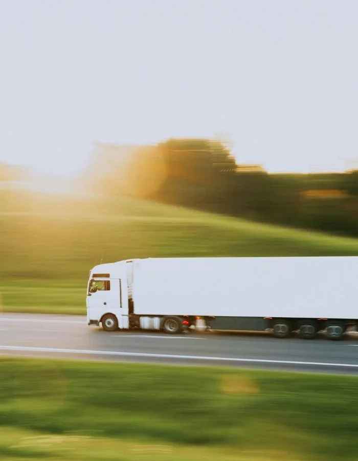 Transport palet drewnianych samochodem ciężarowym