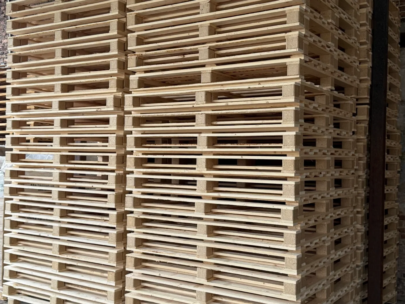 1570 × 1450 pallet