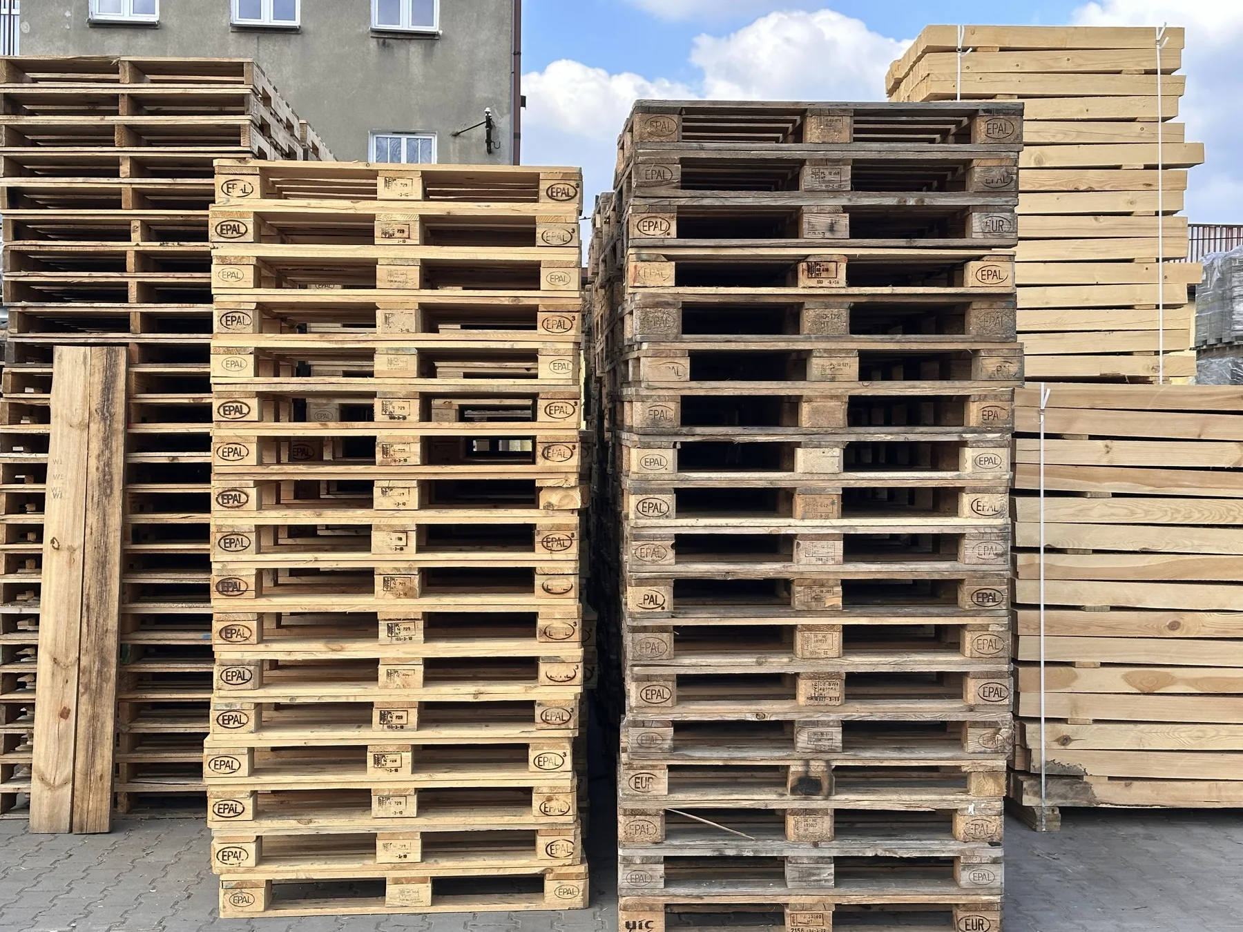Sorted light and dark pallets