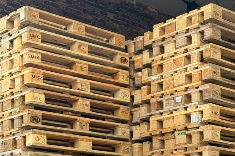 Palety EPAL a UIC – czym się różnią i czy można je stosować zamiennie?